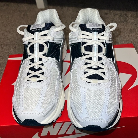 BRAND NEW IN BOX Nike Vomero 5 Women's Sneakers - White, Silver, and Deep Blue - Picture 10 of 15